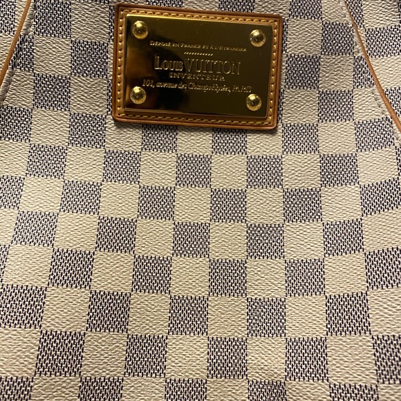 Louis Vuitton - Picture 4 of 5